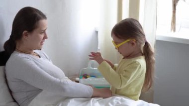 Üniforma giyen, genç anne ya da dadıyla yatak odasında doktorculuk oynayan, annesinin boğazını kontrol eden, ateşi ölçen, evde boş vakit geçiren, birlikte vakit geçiren tatlı küçük bir kız. Rol yapma oyunu.