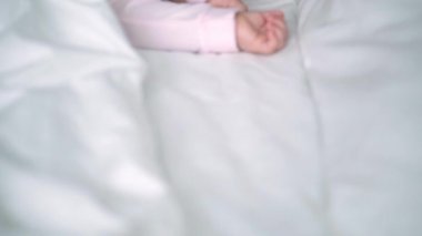 Otantik portre, beyaz yatakta oyuncak ayıyla pembe uykuda olan beyaz, beyaz, küçük, beyaz, tombul bir bebek bebek ya da oğlan. Çocuk öğle yemeği vakti dinleniyor. Bakım, Uyuyan Çocuk, Çocukluk, Ebeveynlik, Hayat Konsepti