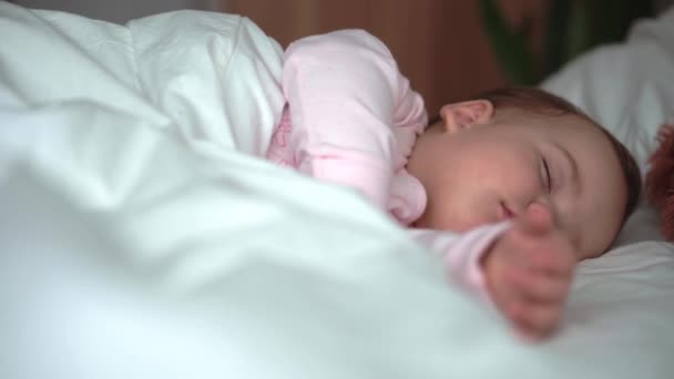 Autentico ritratto carino caucasico neonato paffuto bambina o ragazzo nel sonno rosa con orsacchiotto sul letto bianco. bambino che riposa all'ora di pranzo. cura, Bambino che dorme, Infanzia, Genitorialità, concetto di vita — Video Stock