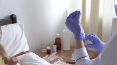 Bebek aşılanmaktan korkuyor. Genç, beyaz kadın hemşire ya da doktor çocuk doktoru beyaz yatakta reşit olmayan kızlara aşı yapıyor. ilaç ve sağlık, pediatri, covid-19 konsepti