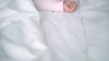 Otantik portre, beyaz yatakta oyuncak ayıyla pembe uykuda olan beyaz, beyaz, küçük, beyaz, tombul bir bebek bebek ya da oğlan. Çocuk öğle yemeği vakti dinleniyor. Bakım, Uyuyan Çocuk, Çocukluk, Ebeveynlik, Hayat Konsepti