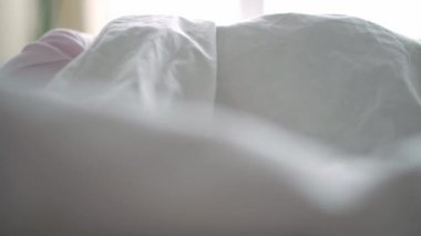 Otantik portre, beyaz yatakta oyuncak ayıyla pembe uykuda olan beyaz, beyaz, küçük, beyaz, tombul bir bebek bebek ya da oğlan. Çocuk öğle yemeği vakti dinleniyor. Bakım, Uyuyan Çocuk, Çocukluk, Ebeveynlik, Hayat Konsepti