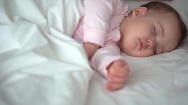 Otantik portre, beyaz yatakta oyuncak ayıyla pembe uykuda olan beyaz, beyaz, küçük, beyaz, tombul bir bebek bebek ya da oğlan. Çocuk öğle yemeği vakti dinleniyor. Bakım, Uyuyan Çocuk, Çocukluk, Ebeveynlik, Hayat Konsepti