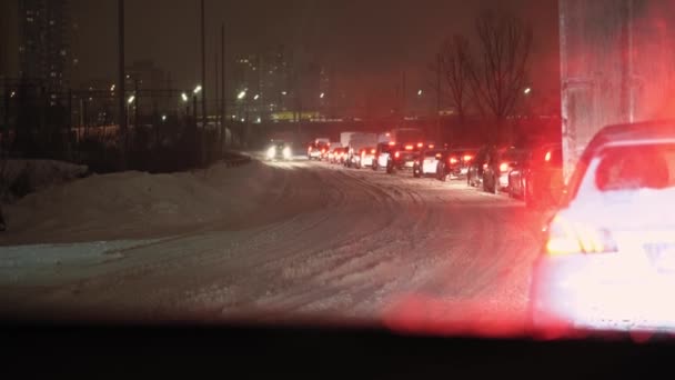 悪天候、雨や夜の道路上のぬれた雪。夜の運転、ウェット滑りやすい道路、雨が降り、フロントガラスにぬれた雪。ボケとグレア、反射の夜の光。車のヘッドライト — ストック動画