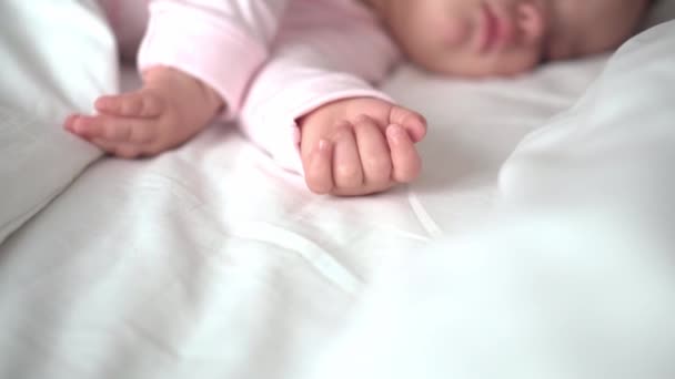 Autentico ritratto carino caucasico neonato paffuto bambina o ragazzo nel sonno rosa con orsacchiotto sul letto bianco. bambino che riposa all'ora di pranzo. cura, Bambino che dorme, Infanzia, Genitorialità, concetto di vita — Video Stock