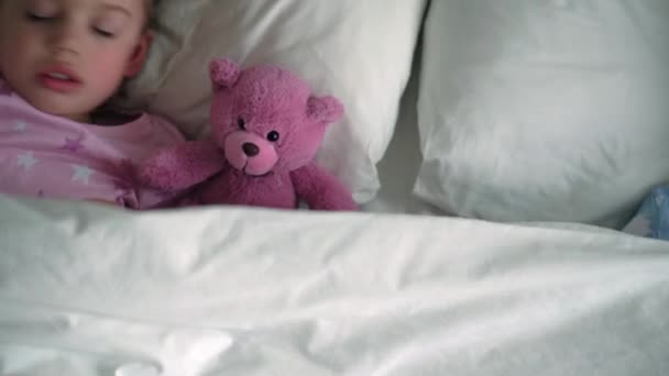 Vue du dessus authentique mignon caucasien petits enfants d'âge préscolaire bébé garçon et fille en pyjama rose bleu dormir avec ours en peluche sur lit blanc. enfant au repos, soins, médecine et santé, Enfance, concept de vie — Video