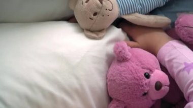 Üst düzey, otantik, beyaz, beyaz, anaokulu erkek kardeşleri, mavi pijamalı kız ve erkek çocukları beyaz yatakta oyuncak ayıyla uyurlar. çocuk istirahati, bakım, ilaç ve sağlık, çocukluk, yaşam konsepti