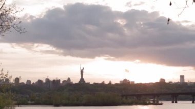 Gün batımında Turna Gemisi Nehirde Yelken Açar. Dinyeper Nehri 'ndeki tekne şamandırası Kiev Baharı. Sakin Göl 'de Kargo Yelkenleri. Kiev Ukrayna 'da Turna Yüzen Mavna