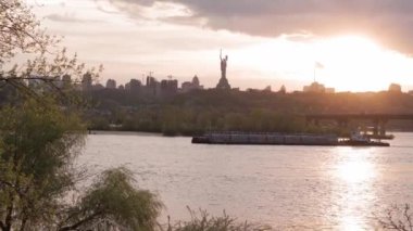 Gün batımında Turna Gemisi Nehirde Yelken Açar. Dinyeper Nehri 'ndeki tekne şamandırası Kiev Baharı. Sakin Göl 'de Kargo Yelkenleri. Kiev Ukrayna 'da Turna Yüzen Mavna