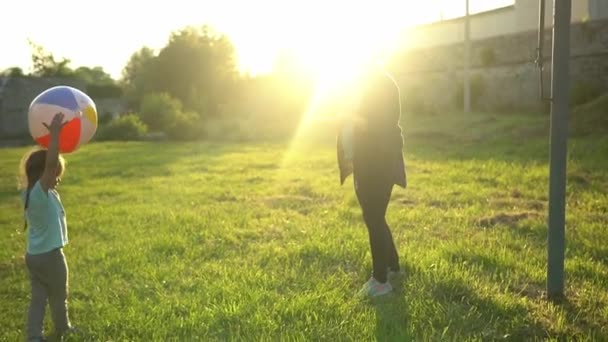 Verão, natureza, família feliz, gravidez, mãe Dia - mãe mulher grávida com duas crianças brincando de jogos com grande bola no parque ao pôr do sol. Sorrindo feliz Crianças se divertir, rir passar o tempo juntos — Vídeo de Stock