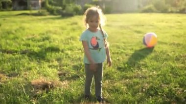 Yaz, tatil, doğa, mutlu aile, çocukluk, arkadaşlık - iki küçük çocuk anaokulu çocuğu kardeş kardeş koşuyor büyük şişirilebilir top yakalama ile iyi eğlenceler gün batımında çimenlerin üzerinde