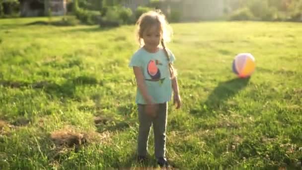 Lato, wakacje, przyroda, szczęśliwa rodzina, dzieciństwo, przyjaźń - dwoje małych przedszkolaków dzieci rodzeństwo dziecko bliźniaki biegać bawić się z dużym nadmuchiwanym piłkę złapać w parku na trawie o zachodzie słońca — Wideo stockowe