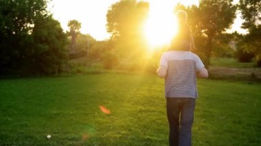Yaz, tatil, doğa, mutlu aile, çocukluk, babalık günü - Anaokulu çocuk babasıyla çocuk uçağa binip kanat çırpmaca oynuyor. İyi eğlenceler.