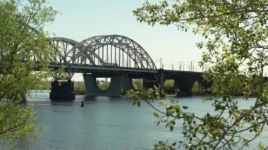 Gün batımında Turna Gemisi Nehirde Yelken Açar. Dinyeper Nehri 'nde yüzen tekne Kiev İlkbahar Günbatımı. Kargo gemisi sakin gölde yelken açar. Kargo Gemisi Günbatımında Nehirde Yelken Açar. Kiev Ukrayna 'da Turna Yüzen Mavna.