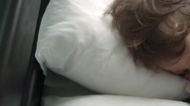 Üst düzey, otantik, beyaz, beyaz, anaokulu erkek kardeşleri, mavi pijamalı kız ve erkek çocukları beyaz yatakta oyuncak ayıyla uyurlar. çocuk istirahati, bakım, ilaç ve sağlık, çocukluk, yaşam konsepti