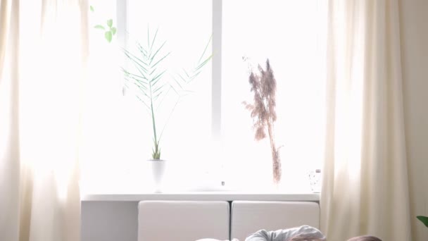Беременность, материнство, люди, ожидание концепции - счастливая уставшая сонная беременная женщина трогает ее животик спать в постели дома заботливая мать принять удар живота на свет комнате в солнечный день — стоковое видео