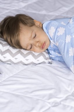 ev, rahatlık, çocukluk, uykusuzluk, uykusuzluk, tatlı rüyalar - küçük üzgün otantik bebek çocuk pijamalı çocuk dinlenemiyor yatak yastıklarında uyuyamıyor uykulu yumuşak gözlerle