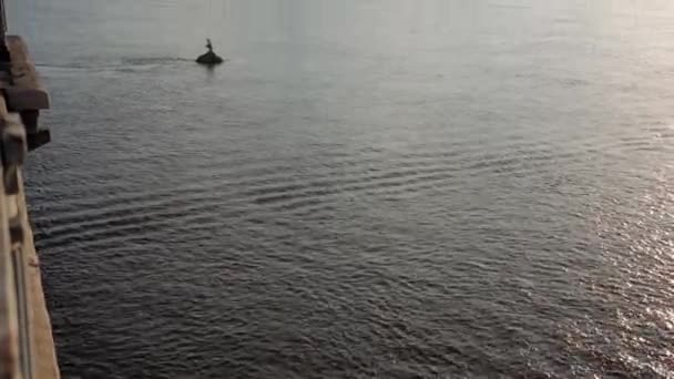 Vrchol Letecký pohled pohybující se rybářský oceán na řece Dnipro při západu slunce. krajina socha mateřské země mostu přes jezera v Kyjevě. vodní doprava, cestování, léto, odpočinek, nádrže — Stock video