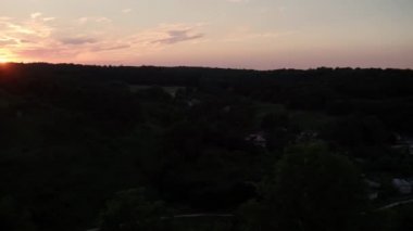 Kuşların gözü dağ vadisi manzarasının panoramik çekimlerinde kayalar ve akşam karanlığında kalın bir ahşap. Doğa, çevre koruma, sıcak yaz, tatil, seyahat kavramı