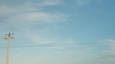 Helikopter mavi gökyüzünde uçuyor şehrin üzerinde
