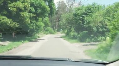 Ormandaki toprak yolda hareket halindeki arabadan manzara. Doğa çam ormanlarında yürüyor. Ormanda yürüyüş. Turistler geçilemez yerlerde seyahat ederler. Tatil, kamp, eğlence, kamp konseptine gitmek.