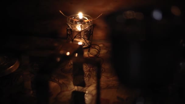 Religión, vacaciones, concepto - Panorámica a lo largo de los rayos de luz de la ventana en la habitación polvorienta ahumado caer en el trono del altar en el templo ortodoxo cristiano con lámpara de vela ardiente cerca de menorah bajo la lámpara de araña. — Vídeos de Stock