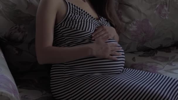 Aranyos boldog fáradt terhes nő megérinti a pocakját pihen az ágyban otthon. gondoskodó anya vegye nyugalmi stroke has fény provence stílusban szoba. terhesség, anyaság, emberek, elvárás koncepció — Stock videók