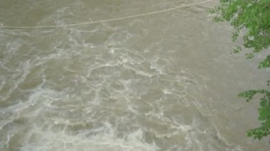 Probiy Şelalesi 'nin panoramik üst manzarası ve taşlı dağ nehri. Karpatlar 'da vahşi deresi ve çağlayan kanyonu olan dağların güzel manzarası. Doğa, Tatil, Sıcak Yaz, Seyahat Konsepti