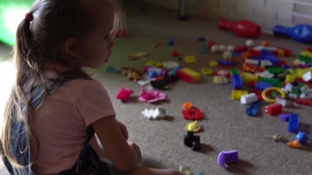 Pequeños hermanos preescolares niños sentados en el suelo con juguetes en la habitación de los niños. chicos están jugando con constructor en la sala de juegos. los niños han pasado un rato divertido en casa. Infancia, amistad, concepto de desarrollo — Vídeos de Stock