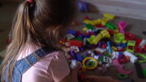 Pequenos irmãos pré-escolares crianças sentadas no chão com brinquedos na sala de crianças. Os rapazes estão a brincar com o construtor na sala de jogos. As crianças passaram um tempo divertido em casa. Infância, amizade, conceito de desenvolvimento — Vídeo de Stock