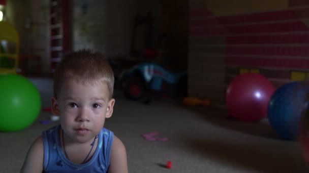 Fratellini prescolastici bambini seduti sul pavimento con giocattoli in camera dei bambini. I ragazzi stanno giocando con il costruttore in sala giochi. i bambini hanno trascorso del tempo divertente a casa. Infanzia, amicizia, concetto di sviluppo — Video Stock