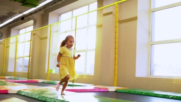 Happy Cute Little Preschool Tinaiger Girls berlari gembira di Playroom. Anak-anak Langsung di Trampolin di Kids Entertainment Center. Bersenang-senanglah di taman bermain. Childhood, Development, konsep santai — Stok Video