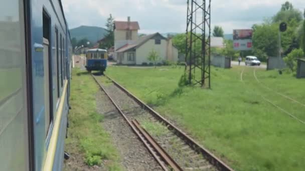 Vista laterale blured di treno di svolta ad alta velocità sul paesaggio di bella natura campo selvaggio e foresta di montagna in pulita giornata di sole in background estivo. Trasporto, viaggi, ferrovia, concetto di comunicazione — Video Stock