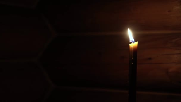 Vallás, ünnepek, koncepció - Panning mentén fénysugarak ablakból füstös poros szobában esik oltár trónjára keresztény ortodox templom égő gyertya lámpa közeli menóra alatt csillár. — Stock videók