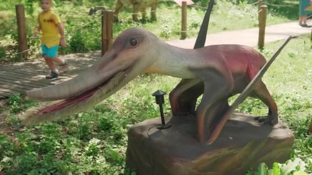 2021.08.12 - Kyjev, Ukrajina: Motorizované autentické velikosti Dinosaurus Predator Mamenchisaurus Mockup v zábavním parku lesa. Výstava pohyblivých modelů Zvířata z prehistorického období v Dinoparku — Stock video