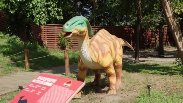2021.08.12 - Kiev, Ucraina: Predatore di dinosauri di dimensioni autentiche motorizzato Parasaurolophus Mockup nel parco della foresta di divertimenti. Esposizione di Modelli in Movimento Animali del Giurassico Preistorico a Dinopark — Video Stock