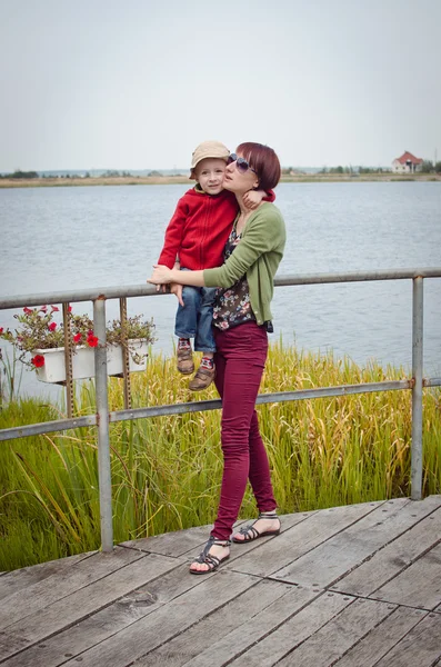 Mamma går med en ung pojke — Stockfoto