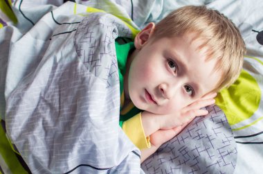 Çocuk yatakta uyuyor