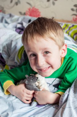 Çocuk favori oyuncakları ile yatakta