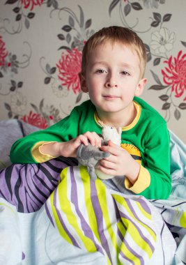 Çocuk favori oyuncakları ile yatakta