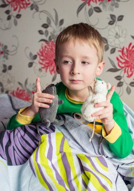 Çocuk favori oyuncakları ile yatakta