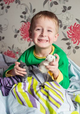 Çocuk favori oyuncakları ile yatakta