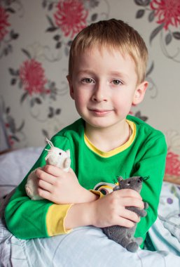 Çocuk favori oyuncakları ile yatakta