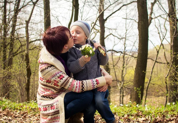 Mamma går med baby i vår park — Stockfoto