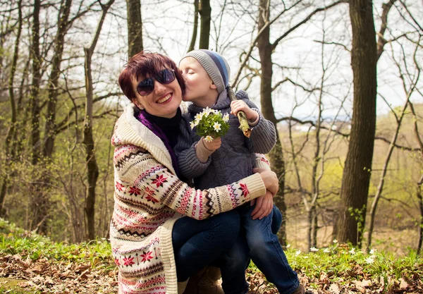 Mamma går med baby i vår park — Stockfoto