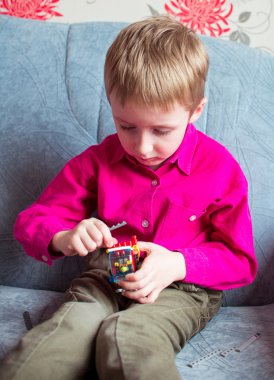 genç çocuk oyun tasarımcısı