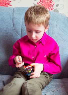 genç çocuk oyun tasarımcısı