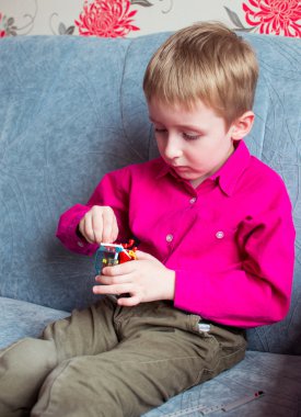 genç çocuk oyun tasarımcısı