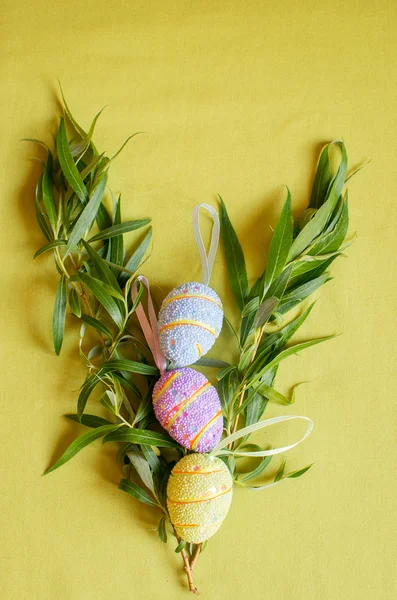 Fundo de primavera com ramo de salgueiro e ovo de Páscoa ... — Fotografia de Stock