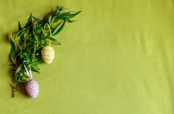 Весенний фон с ивовой ветвью и пасхальным яйцом ... — стоковое фото